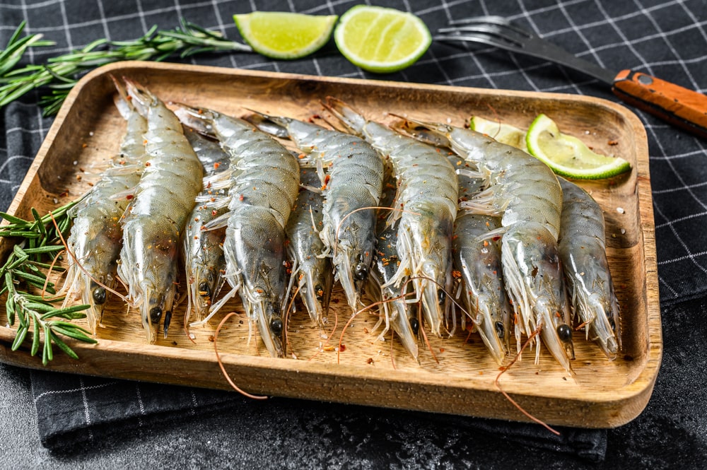 head on shrimp with lemon